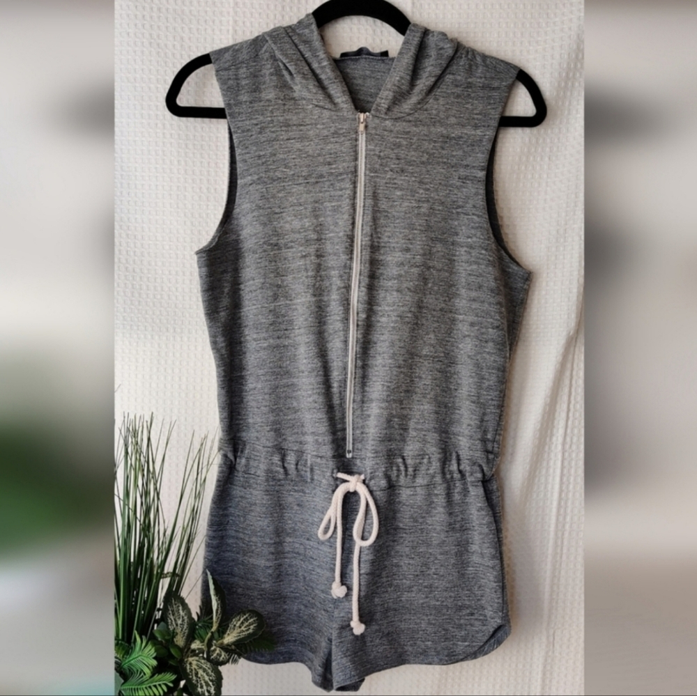 Honey Punch Women's Gray Sleeveless Hooded Shorts Romper Size Small